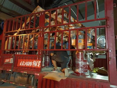 اثنين من المراقبين للبضائع يتم تحميلها